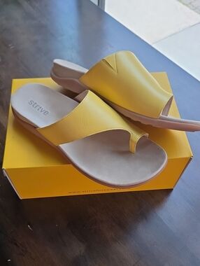 Strive Size 11 Women’s Yellow Leather Slide Sandals - Open Toe Casual NEW